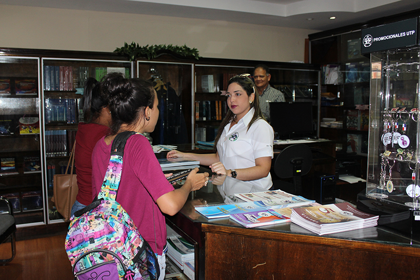 Librería - Centro Regional de Azuero
